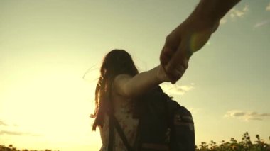 Kız ve erkek rkuka el ele, akşam vakti, güneş batarken tarlada ayçiçekleriyle el ele tutuşarak yürürler. Genç bir kız erkek arkadaşıyla kırsal bölgelerde geziyor. Çiçek açan ayçiçeği tarlasında koşuyorlar..
