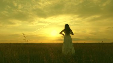 Anne, sevgili çocuğunun ellerinde uçarken sağlıklı bir bebek gülüyor. Mutlu çocuk gün batımında annesiyle uçuyor. Anne ve bebek yaz parkında. Özgür aile ve çocukluk kavramı