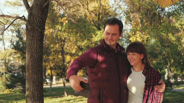 Gelukkig stel vader en volwassen dochter maken selfie met de mobiele telefoon in het park in de herfst, zonnige dag. Meisje en vader nemen een herinnering foto op een smartphone, doorn van moeder s online foto. — Stockfoto