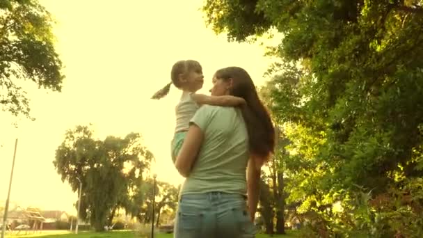 Hermosa madre y su pequeña hija al aire libre. familia sana en el parque. Hermosa madre y su bebé juegan juntos en verano. abrazos bebé feliz madre. Feliz Día de las Madres Joy. Mamá y bebé . — Vídeo de stock