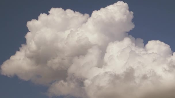 Gyönyörű kék ég naplementekor, magasan az égen repülő felhők, melyeket a nap világít meg. fehér felhő magasan az égen. közeledő vihar és hurrikán. — Stock videók