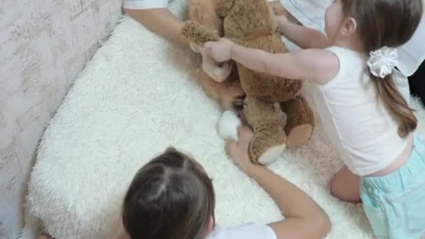 Sağlıklı çocuklar hastanede oynar. Çocuklar tıbbi koruyucu maskeli oyuncak ayılarla oynarlar. Oyun doktor, hemşire, veteriner gibi davranır. — Stok video