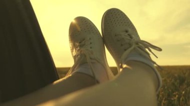 Özgür kadın arabayla seyahat eder. Sağlıklı genç bir kadın, bacaklarını açık bir pencereden dışarı çıkararak arabayla seyahat etmekten hoşlanır. Araba vitrininde bir kızın bacakları kırsal yolda buğday tarlasını geçiyor. Seyahat ediyor.