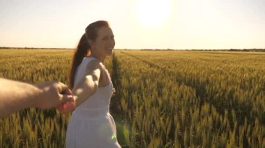 Kadın ve erkek buğday tarlasında yürüyor, yaz güneşi ışınlarında el ele tutuşuyorlar. Çiftçi ailesi. Kız ve erkek şehir dışına seyahat ediyorlar. Özgür çiftler arasında harika bir romantik an..