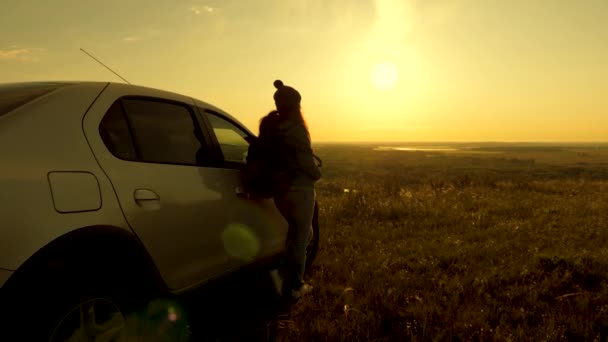 Viaggiatore donna ama viaggiare in auto ammirare l'alba e nebbia sopra la foresta e il fiume. una ragazza sana sta vicino alla macchina e ammira il bellissimo tramonto dalla montagna. Viaggiatori liberi, turisti. — Video Stock