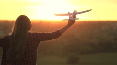 Kız pilot ve astronot olmak istiyor. Ağır çekim. Mutlu kız gün batımında oyuncak bir uçakla sahada koşuyor. Çocuklar oyuncak uçak oynuyorlar. Gençler uçmayı ve pilot olmayı hayal eder..