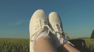 Özgür kadın arabayla seyahat eder. Sağlıklı genç bir kadın, bacaklarını açık bir pencereden dışarı çıkararak arabayla seyahat etmekten hoşlanır. Araba vitrininde bir kızın bacakları kırsal yolda buğday tarlasını geçiyor. Seyahat ediyor.