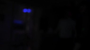 Kulüpte eğlenceli bir tatil, insanlar siluetler, dans, müzik, ışık gösterisi. Bir grup genç, şık, çok ırklı insan renkli bir partide eğleniyor ve dans ediyor..