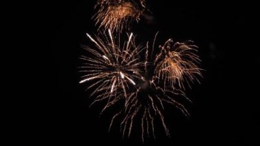 Gece gökyüzünde havai fişek gibi parlayan ışıklar. Parlak havai fişek gösterisi. Yeni yıl arifesi havai fişek kutlaması. Multico gece gökyüzünde havai fişek patlattı. Siyah renkli güzel gece patlamaları