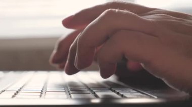 Eller klavyede. İş adamı, girişimci evde dizüstü bilgisayarla çalışıyor. Yakın plan. Bilgisayarın yardımıyla profesyonel bir erkek, iyi çalışıyor. Serbest İşçi, modern dizüstü bilgisayarla çalışıyor..