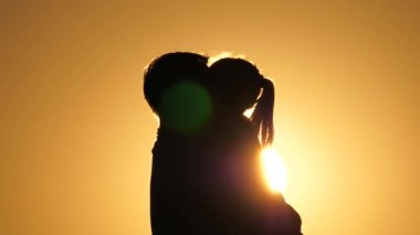 Babası sevgili sağlıklı kızını kollarının arasına alıyor. Gün batımında baba ve çocuğun silueti. Mutlu baba ve küçük çocuk parkta güneşin altında doğaya sarılıyorlar. Aile tatilde..