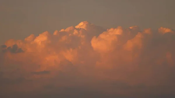 Grandes nubes de cúmulos giran rápidamente en el cielo. hermoso cielo sobre el océano con nubes rosadas. Nubes tropicales tormentosas épicas al atardecer. Primer plano. 4K UHD — Foto de Stock