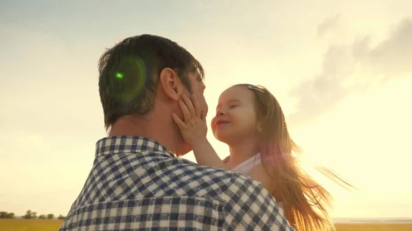 Papá abraza a la pequeña hija feliz en el parque de verano. Padre e hijo juegan juntos, ríen y abrazan. feliz viaje en familia. bebé sano en brazos del padre. Papá está fuera. Familia feliz y la infancia —  Fotos de Stock