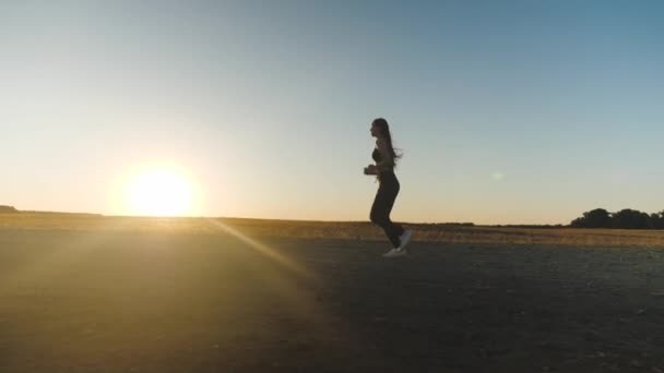 Corriendo tras el sol. Jóvenes mujeres asiáticas están haciendo ejercicio con correr al aire libre con un fondo de montaña. Cuando el sol se pone en Tailandia en verano, Concepto de funcionamiento saludable y ejercicio al aire libre, seguimiento de la muñeca — Vídeos de Stock