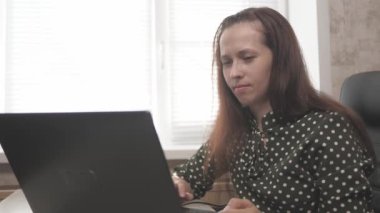 Modern iş kadını, evde dizüstü bilgisayarla çalışan girişimci. Dahili ofiste çalışan genç profesyonel bir kadın bilgisayar kullanıyor. Modern taşınabilir cihazla çalışan serbest çalışan bir işçi.