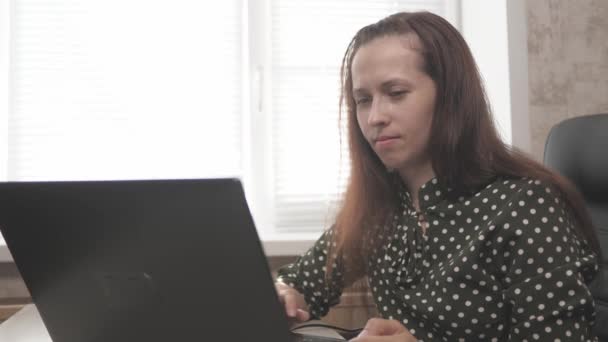 Сучасна бізнес-леді, підприємець працює на ноутбуці вдома. Молода професійна жінка використовує комп'ютер, що працює з домашнього офісу. Фрілансер зайнятий працівник, що працює з сучасним портативним пристроєм . — стокове відео