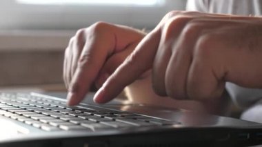 Eller klavyede. İş adamı, girişimci evde dizüstü bilgisayarla çalışıyor. Yakın plan. Bilgisayarın yardımıyla profesyonel bir erkek, iyi çalışıyor. Serbest İşçi, modern dizüstü bilgisayarla çalışıyor..