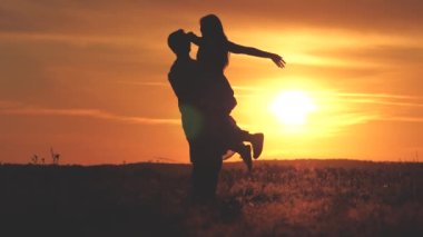 Mutlu adam yaz parkında akşam vakti kız arkadaşıyla dans edip dönüyor. Aşıklar tarlada güneşin parlak ışınlarında dans eder. Sahilde gün batımında kaygısız bir aile dans ediyor. özgür insanlar.