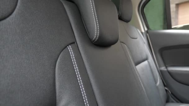 Asientos de cuero de lujo en el coche. hermoso diseño interior del coche de cuero. Cubiertas de asiento de cuero negro en el coche. asientos traseros de cuero artificial en el coche. Movimiento lento — Vídeo de stock