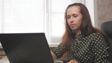 Modern iş kadını, evde dizüstü bilgisayarla çalışan girişimci. Dahili ofiste çalışan genç profesyonel bir kadın bilgisayar kullanıyor. Modern taşınabilir cihazla çalışan serbest çalışan bir işçi.