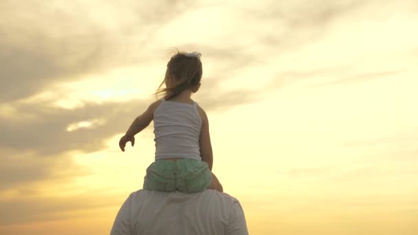 Filha sentada no pescoço do pai. Miúdo bonito se divertindo. Pai despreocupado com a filha pré-escolar Apreciar Atividade Filha. família Férias dos pais Relacionamento. Pai da família feliz com bebê menina. — Vídeo de Stock