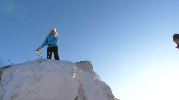 Femme forte voyageur aide l'homme grimpeur à grimper montagne sur corde. travail d'équipe de touristes. touristes joyeux sautant et agitant les mains. les hommes d'affaires s'assurent mutuellement. aide dans des circonstances difficiles. — Video