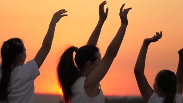 Świętuj letni dzień na imprezie na plaży. Darmowe dziewczyny tańczą wesoło w letni wieczór o zachodzie słońca. zdrowe nastolatki dobrze się bawią podnosząc ręce do góry. świętowanie na świeżym powietrzu. — Wideo stockowe