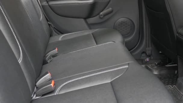 Schöne Leder Auto Interieur-Design. Schwarze Ledersitzbezüge im Auto. Rücksitze aus Kunstleder im Auto. Luxus-Ledersitze im Auto. Zeitlupe — Stockvideo