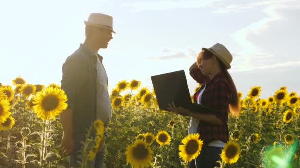 Feliz familia sonriente, tomados de la mano, caminar a través del campo, hija pequeña montando en papás espalda. niños felices y padres caminan sobre el fondo del cielo, viajan y se relajan. concepto familiar feliz — Vídeos de Stock