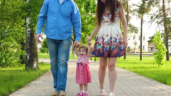 Mama Y Papa Juegan Con El Bebe Crian Al Bebe Con Las Manos Arriba Nina Saltando Y Riendo Caminata Familiar En El Parque En Verano Caminar Padre Stock Photo