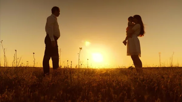Hijita Va A Su Madre En Brazos Al Atardecer Feliz Madre Abraza Y Besa Al Bebe Papa Mama Y El Bebe Estan Jugando A Pasear Por La Noche Primeros Pasos Cielo