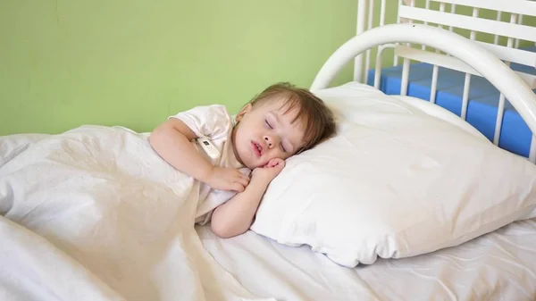 L Enfant Dort A L Hopital Concept D Enfant Endormi Charmant Bebe S Endort Sur Un Lit Blanc Dans Son Lit Detends Toi Humain Stock Photo L Enfant Dort A L Hopital Concept D Enfant Endormi Charmant Bebe S Endort Sur Un Lit Blanc Dans Son Lit Detends Toi Humain Stock Photo