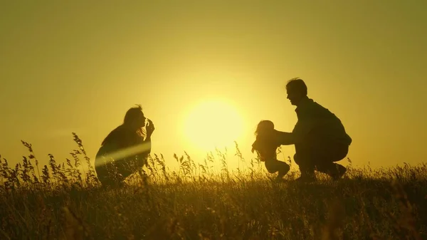 Hijita Con Padres Saltando Al Atardecer Siluetas De Mama Papa Y Bebe En Los Rayos Del Amanecer Concepto Familiar Caminar Con Un Nino Pequeno En La Naturaleza Campo Felicidad