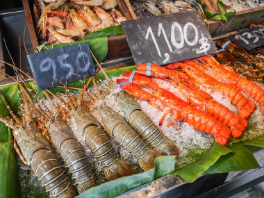 Taze deniz ürünleri aranjman buz raf hua hin, Tayland gece sokak pazarında satışa görüntülenir. Fiyat etiketi ile