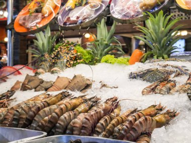 Taze nehir karides balık Market. (taze karides / deniz ürünleri), Hua Hin, Tayland gece pazarı, buzda deniz ürünleri