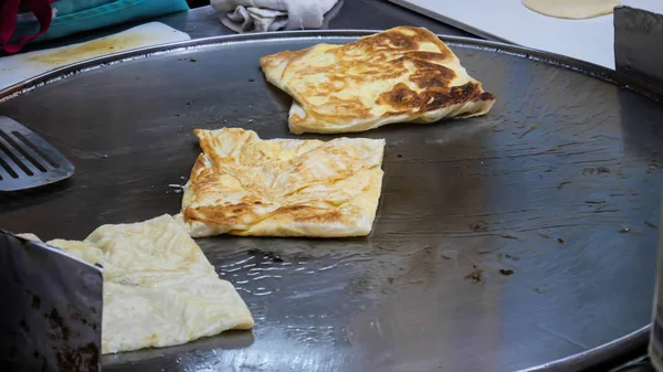 Roti Maken Roti Gebakken Koekenpan Indiase Traditionele Straatvoedsel — Stockfoto