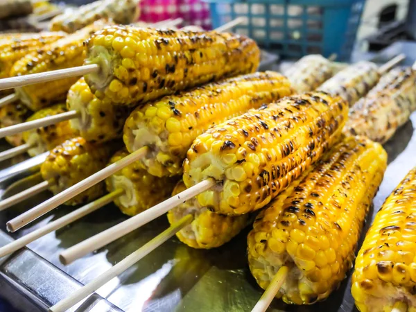 ナイト マーケットで火でグリルにおいしい焼きとうもろこし 焼きトウモロコシ — ストック写真