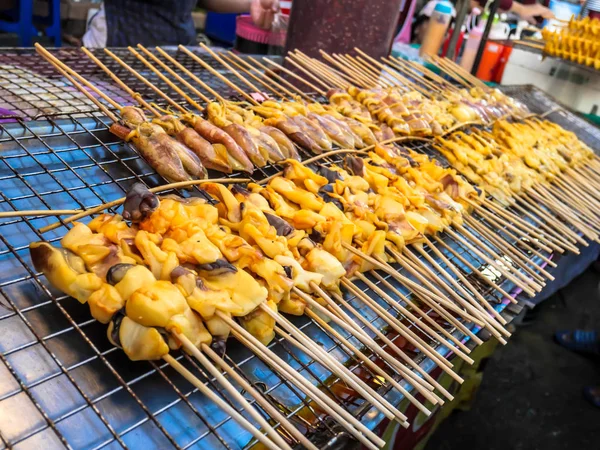 Gegrilde inktvis in de avondmarkt, Street Food in Thailand — Stockfoto