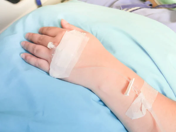 Patient hospitalisé avec perfusion intraveineuse saline (iv), perfusion saline — Photo