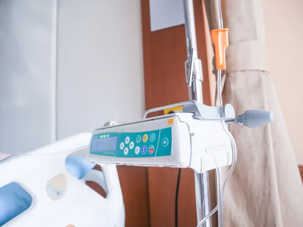 Medicinsk utrustning vid sängkanten på sjukhus, saltlösning i bo — Stockfoto