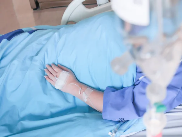 Patiënt in het ziekenhuis met zoute intraveneuze (iv) — Stockfoto