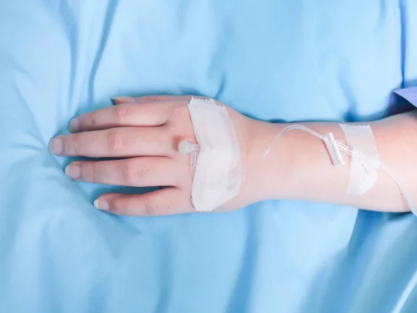 Hastanın hastanede serum fizyolojik Intravenous (IV) — Stok fotoğraf