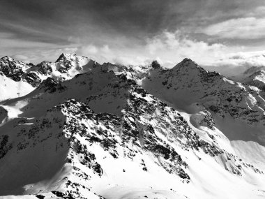 Kış, dağlar beyaz bulutlar snowboard