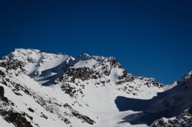 Kış, dağlar beyaz bulutlar snowboard
