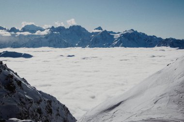 Kış, dağlar beyaz bulutlar snowboard
