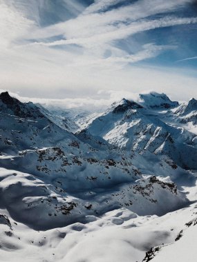 Kış, dağlar beyaz bulutlar snowboard