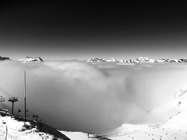 スノーボード山の白い雲 — ストック写真
