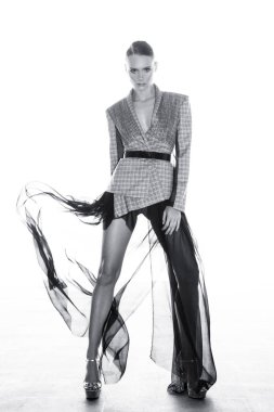 Güzel manken sokakta. StreeTsTyLe. Outmn. Giydiği kıyafet, kadın, Erkek sokak kentsel tarzı hayal