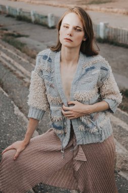 Güzel manken sokakta. StreeTsTyLe. Outmn. Giydiği kıyafet, kadın, Erkek sokak kentsel tarzı hayal