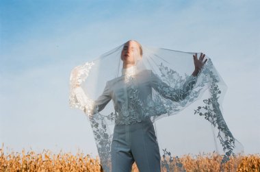 Güzel gelin beyaz gelinlik kostüm. alan, Mısır beyaz kadın boquet peçe